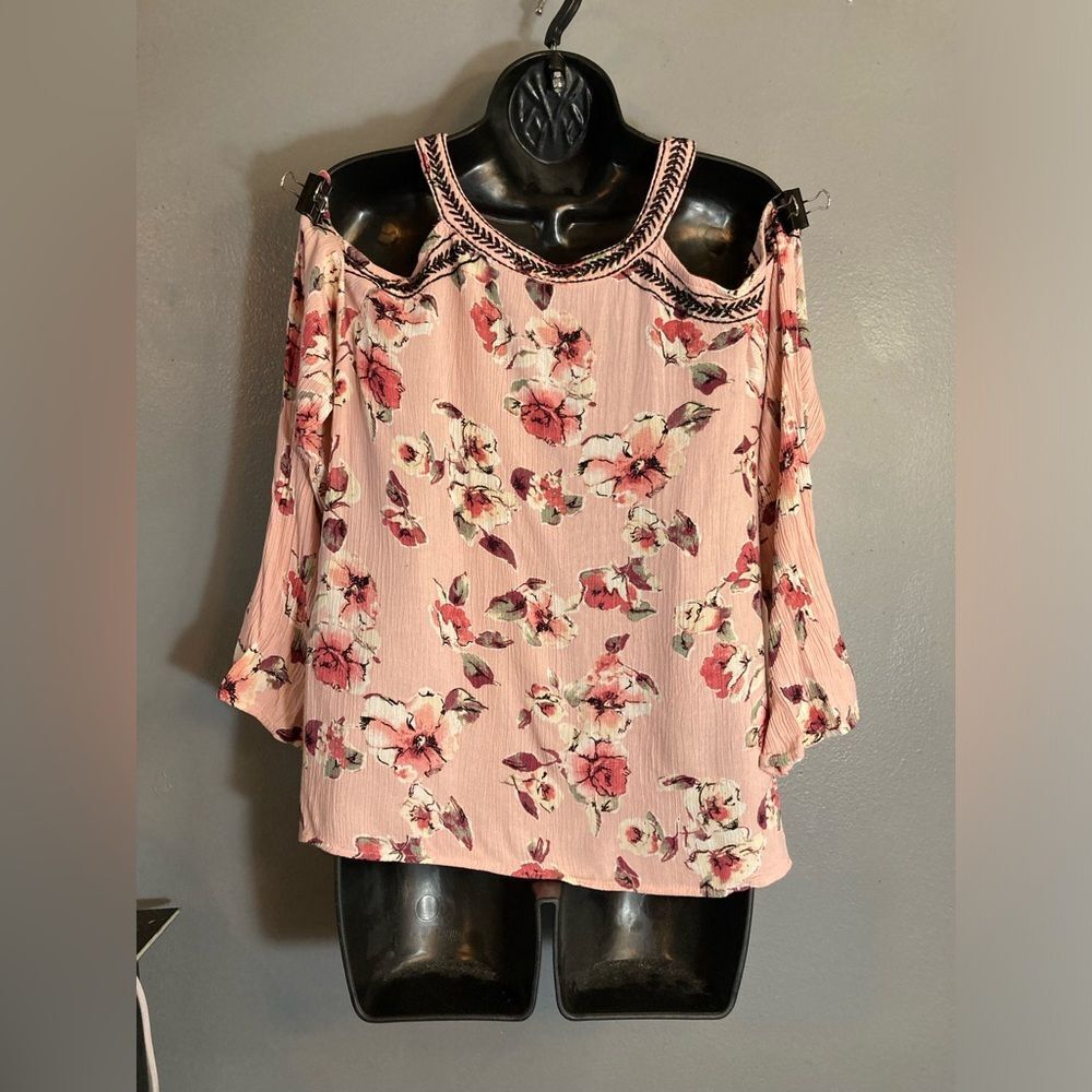 BKE boutique pink crinkle floral cold shoulder blouse - Picture 7 of 7